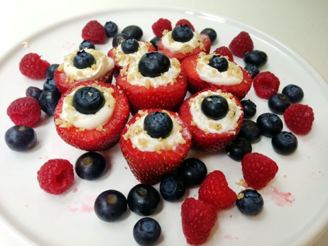 finished red white and blue cheesecake strawberries4