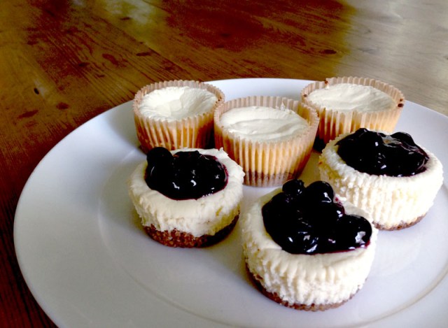 finsihed cheese cake, in liners