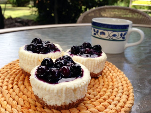 minicheese cakes - finished, outside with coffee