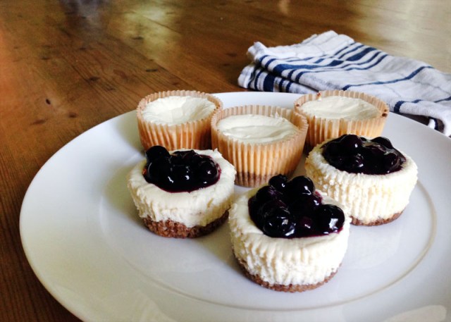 minicheese cakes - some toppings